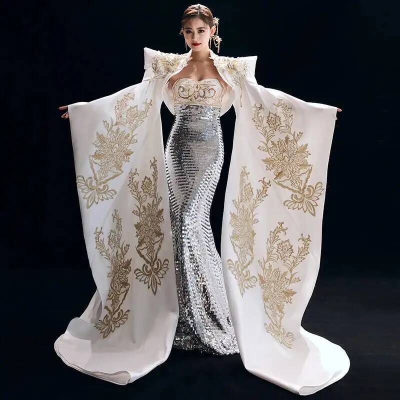 Formal Dress - Formale L'abito dell'ospite è dignitoso, elegante,